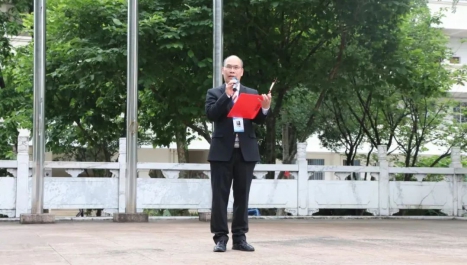 易校长在致辞