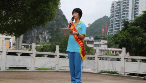 初一（7）班唐菡妤代表初中“希望之星”获奖者发言