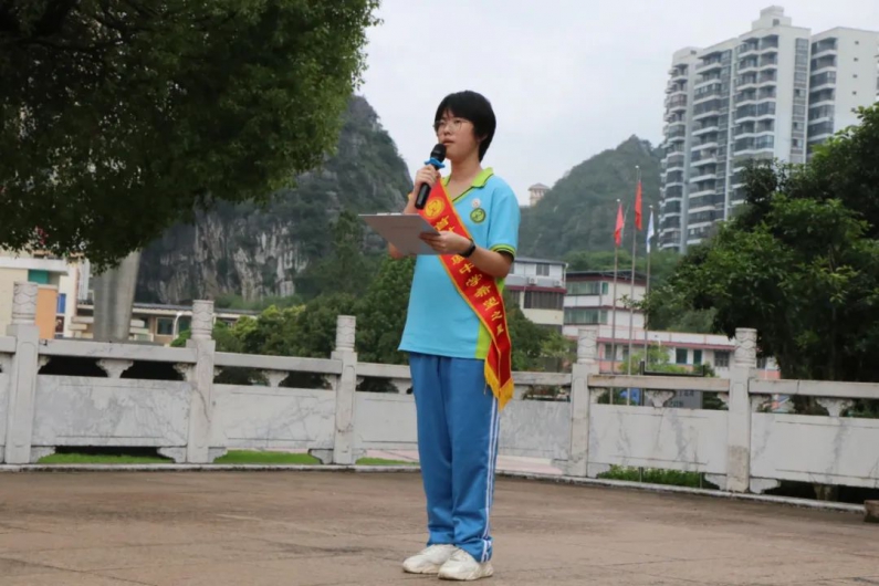 初一（7）班唐菡妤代表初中“希望之星”获奖者发言